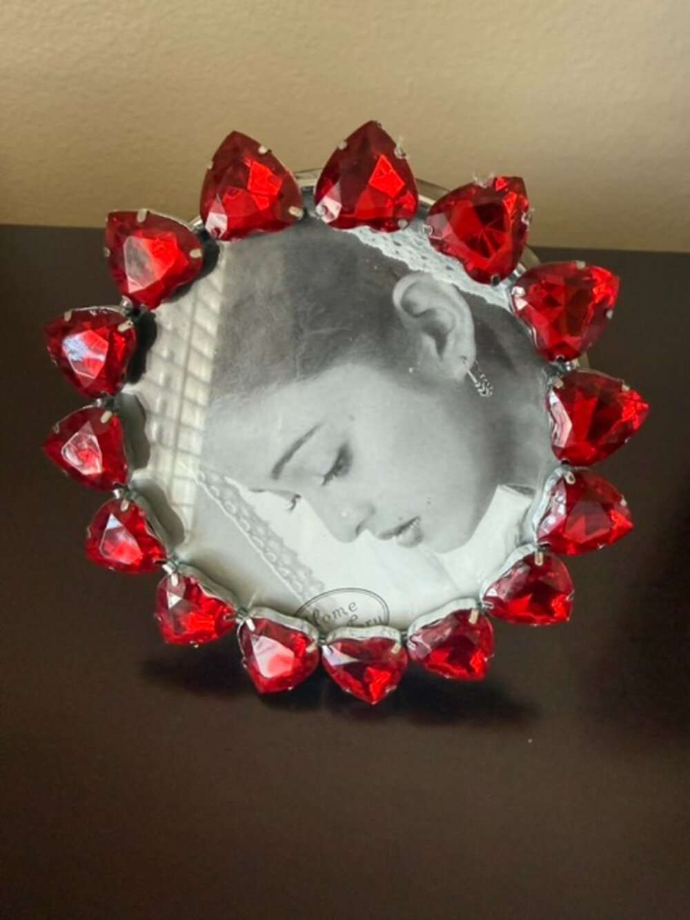 vintage small round picture frame with heart crystals around